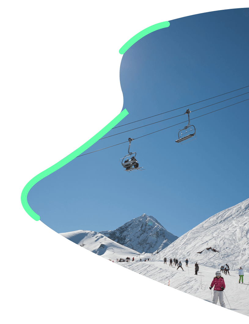 remontées mécaniques grand tourmalet fond pistes de ski avec montagnes eneigées 