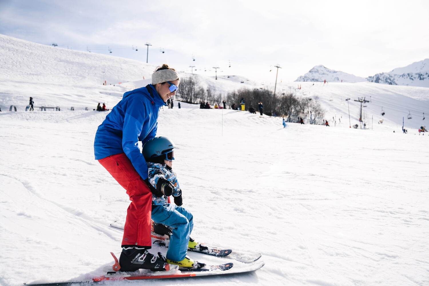 Image pleine largeur et hauteur skieurs débutants