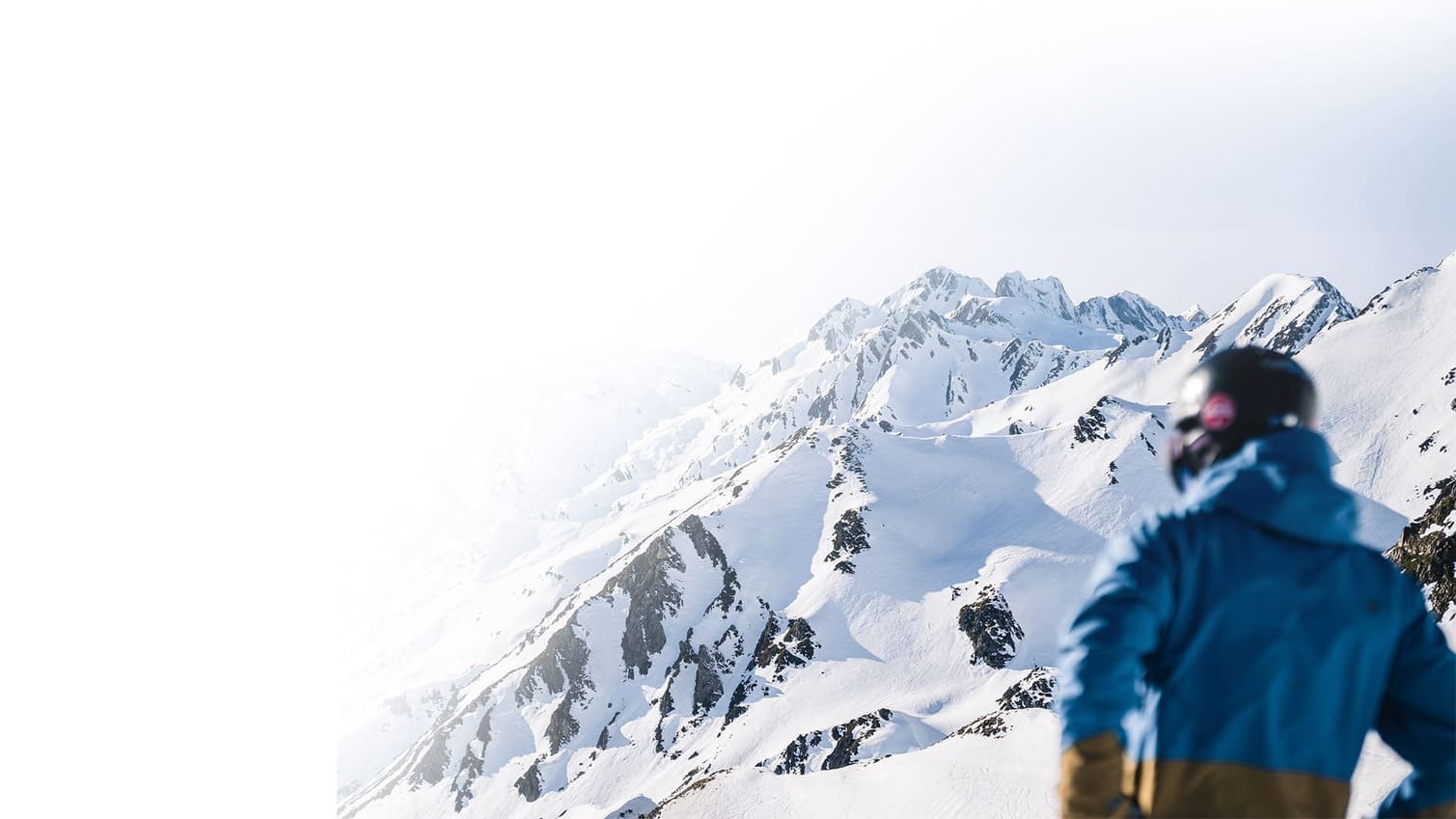 skieur regardant les montagnes pyrenees npy